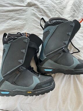 Men's Gray and Black Snowboard Boots with Blue Accents